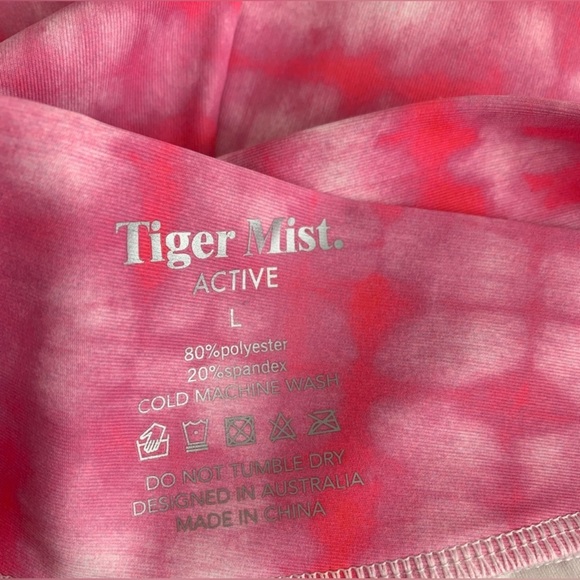 🩷🤍Tiger Mist Sports Bra and Leggings Set🤍🩷 - Picture 8 of 15
